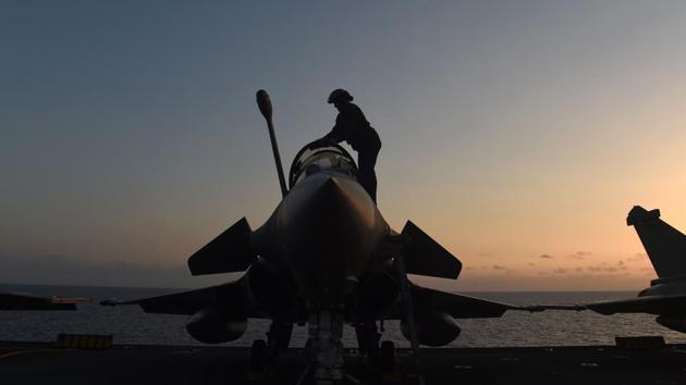 A technician cleans the window of a French Rafale fighter jet at sunset on the aircraft carrier "Charles de Gaulle" during a joint Indo-French naval exercise Varuna, in the Arabian sea. (Punit Paranjpe / AFP) A technician cleans the window of a French Rafale fighter jet at sunset on the aircraft carrier "Charles de Gaulle" during a joint Indo-French naval exercise Varuna, in the Arabian sea. (Punit Paranjpe / AFP)