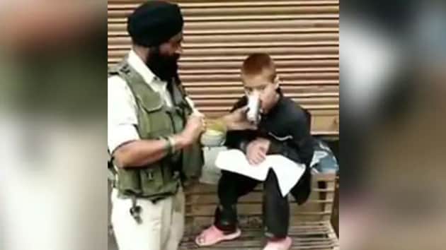 A grab from the video showing CRPF Head Constable Iqbal Singh feeding a differently-abled child in Srinagar’s old city area.(HT PHOTO) A grab from the video showing CRPF Head Constable Iqbal Singh feeding a differently-abled child in Srinagar’s old city area.(HT PHOTO)