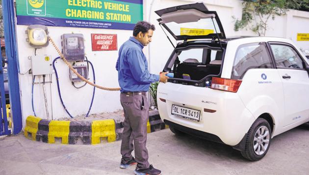 Growth in EVs in India is not just a question of pushing one technology over another(Pradeep Gaur/ Mint)