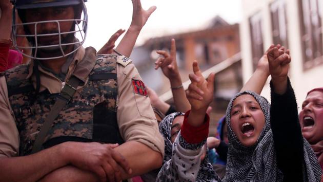 Women shout slogans during a protest against the rape of a three-year old girl in Bandipora district last week, in Srinagar May 13, 2019.(REUTERS)