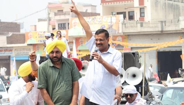 Delhi chief minister and AAP leader Arvind Kejriwal campaigns in Sangrur on Monday. The Congress, which stormed to power with a two-thirds majority in the 2017 assembly polls, is facing the SAD-BJP combine, AAP and the Punjab Democratic Alliance. (HT photo) Delhi chief minister and AAP leader Arvind Kejriwal campaigns in Sangrur on Monday. The Congress, which stormed to power with a two-thirds majority in the 2017 assembly polls, is facing the SAD-BJP combine, AAP and the Punjab Democratic Alliance. (HT photo)
