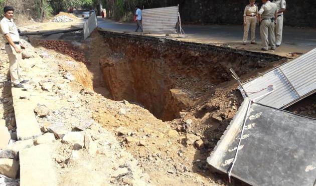 A 37-year-old man was killed on Wednesday morning after his vehicle fell into a 15-feet deep pit dug up by the civic body for a sewer in Maharashtra’s Thane, officials said.(Praful Gangrude/HT Photo) A 37-year-old man was killed on Wednesday morning after his vehicle fell into a 15-feet deep pit dug up by the civic body for a sewer in Maharashtra’s Thane, officials said.(Praful Gangrude/HT Photo)