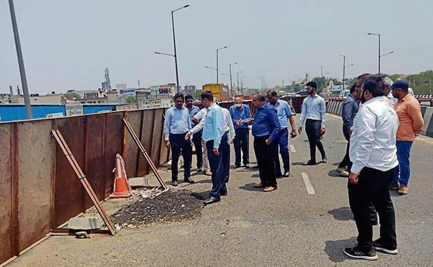 The team was accompanied by senior NHAI officials, who briefed the experts on the status of the damaged surface and what measures had been taken after a similar incident was reported last year on April 23.(Ht Photo)