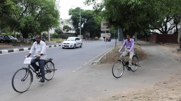 While the 2018 data on deaths of cyclists and pedestrians on city roads was unavailable, the traffic police data from 2015-2017 shows the number of fatalities for this vulnerable section of road users has remained almost steady.(HT Photo)