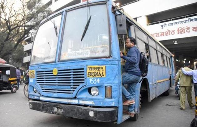 According to the researchers at Parisar, there is a need to decongest roads by increasing the ridership of PMPML buses(HT PHOTO)