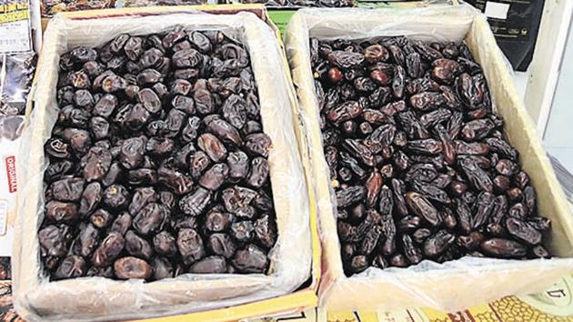According to traders, prices of dates have gone down by at least 15-20 % in the local markets too (Ravindra Joshi/HT PHOTO) According to traders, prices of dates have gone down by at least 15-20 % in the local markets too (Ravindra Joshi/HT PHOTO)
