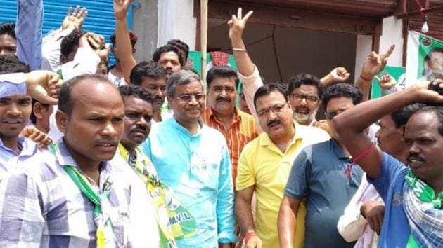 JVM (P) chief Babulal Marandi on campaign trail at Sikaripara of Santhal Parganas in Jharkhand’s Dumka district on Wednesday. (HT PHOTO) JVM (P) chief Babulal Marandi on campaign trail at Sikaripara of Santhal Parganas in Jharkhand’s Dumka district on Wednesday. (HT PHOTO)