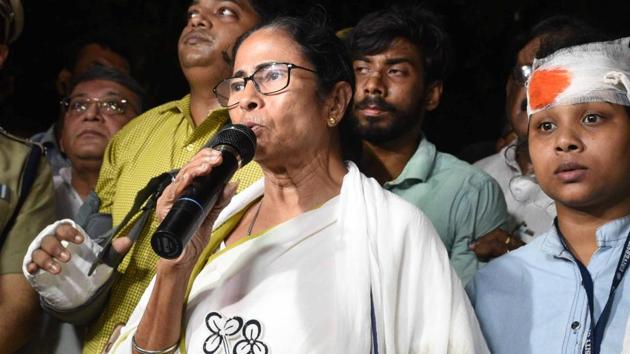 Bengal chief minister Mamata Banerjee visits Vidyasagar college premise where a statue of Vidyasagar was vandalised after clashes between BJP workers and TMC members during BJP chief Amit Shah's road show in Kolkata.(HT photo)