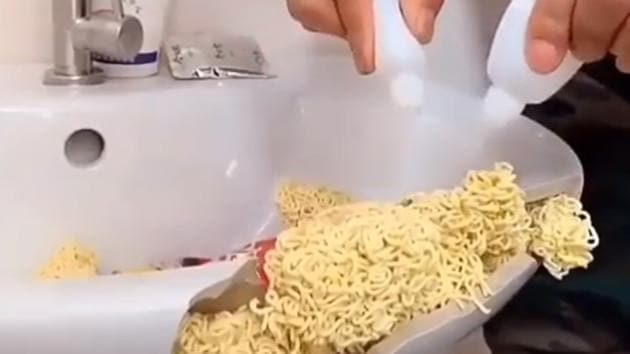 In the video, a man is seen stuffing the broken part of a sink with an uncooked noodle cake. (Instagram/Maria Fernanda Interiores) In the video, a man is seen stuffing the broken part of a sink with an uncooked noodle cake. (Instagram/Maria Fernanda Interiores)
