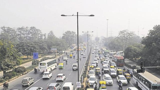 The Delhi Economic Survey (2017-18) shows that Delhi has 556 vehicles per one thousand people, with every second person in the city owning at least one car.(HT Photo)