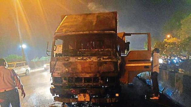 The truck developed a snag when driver Anoop and co-passenger Chandradeo were heading to North Delhi to deliver milk, flour, beverages, groceries, to a private company.(HT Photo) The truck developed a snag when driver Anoop and co-passenger Chandradeo were heading to North Delhi to deliver milk, flour, beverages, groceries, to a private company.(HT Photo)