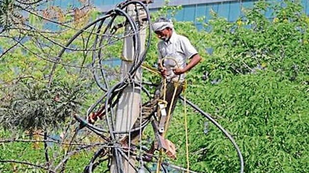 On Wednesday, nearly 250 houses in Block C of Sushant Lok 1 had to spend 17 hours — from 12.30am to 5.15pm — without electricity after a blast in the 625KVA transformer in the area.(HT Photo)