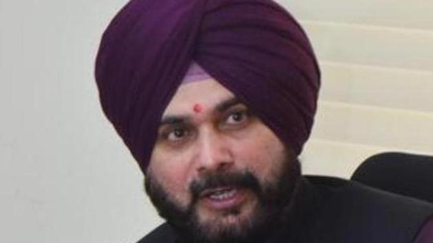 I challenge Narendra Modi to debate on ‘Na khaunga na khane dunga’ (neither I will do corruption nor will let anyone commit it, said Navjot Sidhu(Sameer Sehgal/ HT Photo)