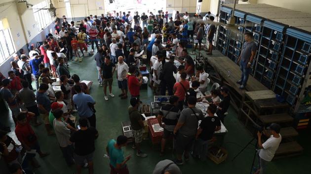 Pigeon fanciers queue up to register their birds at the Pigeon Homing Association's office. It’s a nefarious side-effect of the hobby’s swelling popularity in the Philippines, where there are now at least 300 clubs with thousands of members. (Ted Aljibe / AFP) Pigeon fanciers queue up to register their birds at the Pigeon Homing Association's office. It’s a nefarious side-effect of the hobby’s swelling popularity in the Philippines, where there are now at least 300 clubs with thousands of members. (Ted Aljibe / AFP)