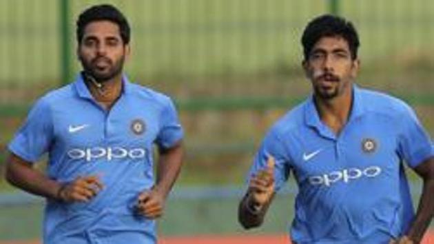 Indian cricketers Bhuvneshwar Kumar (L) and Jasprit Bumrah.(AP)