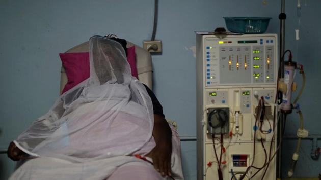 Elimenes Fuenmayor, 65, a kidney disease patient, reacts during a dialysis session, at a dialysis centre. Venezuela’s public hospitals for years have provided free dialysis treatment, thanks to abundant oil revenue and generous health-care spending. But since the economy crashed along with oil prices in 2014, new equipment rarely arrives and the existing machines are not maintained, doctors say. (Ueslei Marcelino / REUTERS)