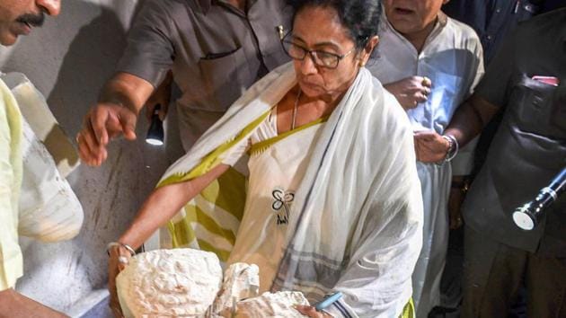 Prime Minister Narendra Modi and West Bengal Chief Minister Mamata Banerjee continued to lock horns over the vandalisation of a bust of Ishwar Chandra Vidyasagar.(PTI)