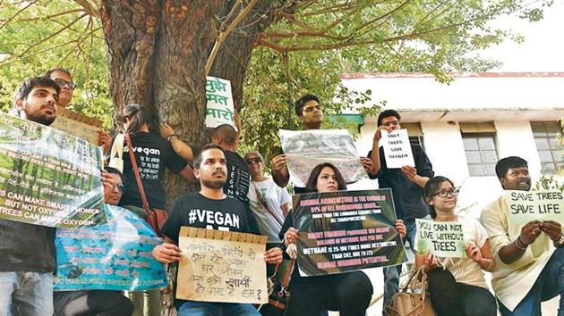 People hold placards against the plan to cut more than 16,000 trees at Sarojini Nagar in New Delhi on June 24, 2018. (Sonu Mehta/HT archive)