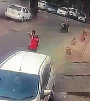 The crime was captured by a surveillance camera and showed the woman resisting the attempt at her gold chain, (HTPhotos) The crime was captured by a surveillance camera and showed the woman resisting the attempt at her gold chain, (HTPhotos)