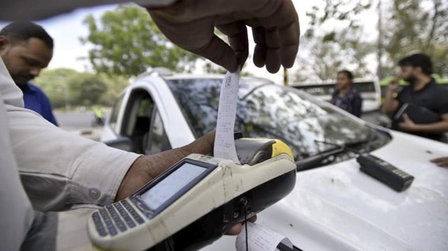 With Pune district going online, eight Maharashtra police centres were distributed 52 e-challan machines.(HT Photo)