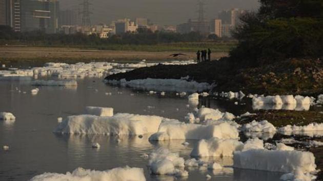 A joint team of officials from CPCB and Food Safety and Standards Authority of India (FSSAI) stumbled upon tankers disposing waste water from septic tanks directly into the floodplains(Virendra Singh Gosain/HT PHOTO)