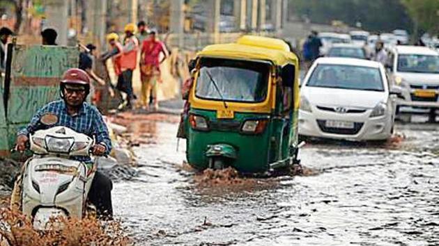 A stretch in south Delhi’s Vasant Kunj was waterlogged following a light spell of rain on Friday afternoon.(Biplov Bhuyan/HTPhoto) A stretch in south Delhi’s Vasant Kunj was waterlogged following a light spell of rain on Friday afternoon.(Biplov Bhuyan/HTPhoto)