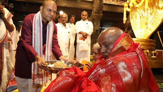 Janata Dal (Secular) president and former Prime Minister H D Deve Gowda at the at the temple of Lord Venkateshwara in Tirumala in his 87th birthday. (HT PHOTO) Janata Dal (Secular) president and former Prime Minister H D Deve Gowda at the at the temple of Lord Venkateshwara in Tirumala in his 87th birthday. (HT PHOTO)