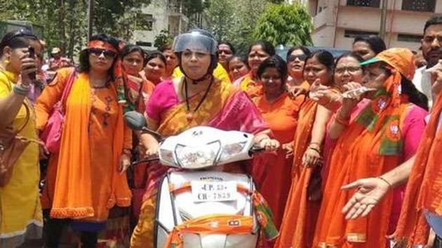 Union textiles minister Smriti Irani took part in a scooty rally to mobilise support for BJP candidate Ravi Kishan in Gorakhpur.(HT)