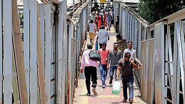 Kalyan Railway to Lokgram bridge will closed from tomorrow commuter will face problem while going to Kalyan east Lokgram and near by area in Kalyan east.(Rishikesh Choudhary/HT) Kalyan Railway to Lokgram bridge will closed from tomorrow commuter will face problem while going to Kalyan east Lokgram and near by area in Kalyan east.(Rishikesh Choudhary/HT)