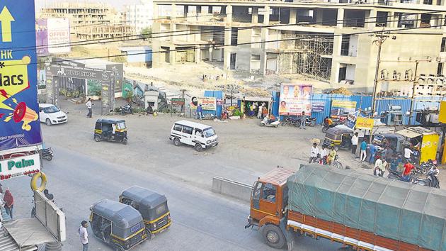 The spot on Katraj-Kondwa road where the bike collided head on with a speeding truck at 11.30 am on Thursday.(Shankar Narayan/HT PHOTO)