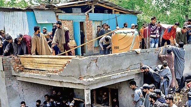People gather at the broken house where Hizbul Mujahideen militants were killed in Panzgam area of Pulwama(ANI Photo) People gather at the broken house where Hizbul Mujahideen militants were killed in Panzgam area of Pulwama(ANI Photo)