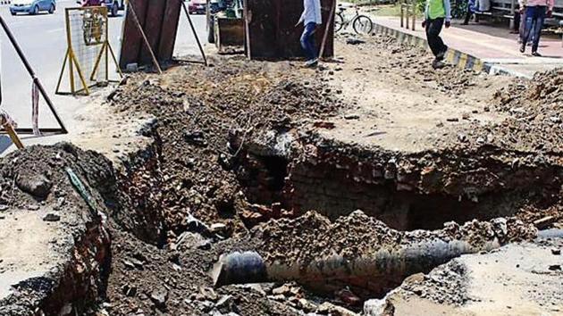 All the collapses at the unnamed sector road took place on the extreme left side of the carriageway, carrying traffic from Signature Tower underpass towards Atul Kataria Marg(Yogendra Kumar/Hindustan Times)