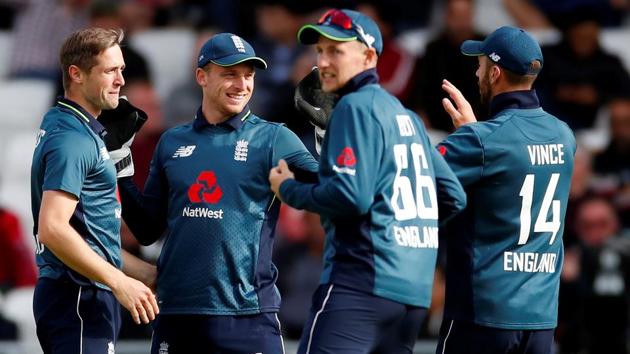England's Jos Buttler and Chris Woakes celebrate the wicket of Pakistan's Imad Wasim with team mates.(Action Images via Reuters)