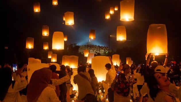 Visitors release sky lanterns during a ceremony, at the Borobudur temple, in Magelang. On this day devotees also perform various cultural activities featuring song and dance performances. (Andreas Fitri Atmoko / Indonesia Out / REUTERS) Visitors release sky lanterns during a ceremony, at the Borobudur temple, in Magelang. On this day devotees also perform various cultural activities featuring song and dance performances. (Andreas Fitri Atmoko / Indonesia Out / REUTERS)