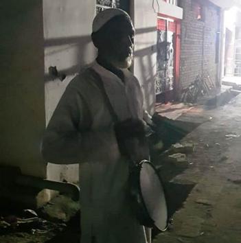 Mohd Ali giving a wake-up call to rozedars for ‘sehri’.(HT Photo)