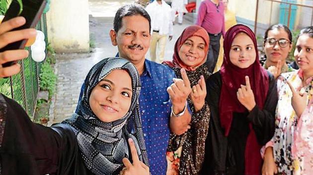 Nida and Maherukh with their parents after voting in the Lok Sabha elections in Varanasi, May 19, 2019. (Mhd Muqeed / HT Photo) Nida and Maherukh with their parents after voting in the Lok Sabha elections in Varanasi, May 19, 2019. (Mhd Muqeed / HT Photo)