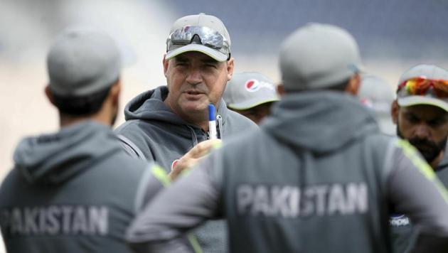 Pakistan's coach Mickey Arthur talks to the squad(AP)