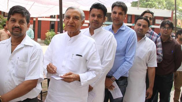 Congress candidate Pawan Kumar Bansal standing in a queue to cast his vote in Chandigarh on Sunday, May 19, 2019.(ANI)