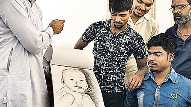 Inmates of Jail No. Four, trained by the Tihar School of Art, go over an art piece in New Delhi(Vipin Kumar/ Hindustan Times) Inmates of Jail No. Four, trained by the Tihar School of Art, go over an art piece in New Delhi(Vipin Kumar/ Hindustan Times)
