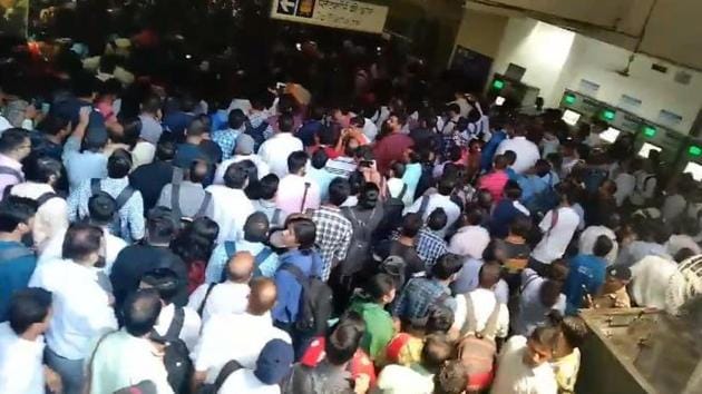 Photographs and video tweeted by passengers show the metro stuck on tracks and people deboarding and walking on the tracks.((Photo: Screengrab/Twitter))