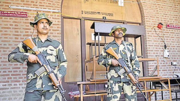 Security personnel stand guard outside a strongroom where EVMs are kept at Khalsa College in Amritsar on Monday, May 20, 2019.(HT Photo)