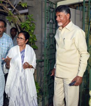 Andhra Pradesh chief minister and Telugu Desam Party president N Chandrababu Naidu with West Bengal chief minister and Trinamool Congress chief Mamata Banerjee, at her residence in Kolkata, Monday, May 20, 2019.(PTI photo)