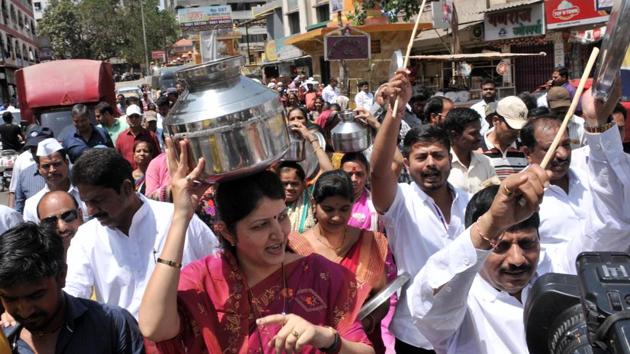 The handa morcha (protest march) on Monday was led by Nationalist Congress Party (NCP) leaders Kaka Chavan and Rupali Chankankar.(HT PHOTO)