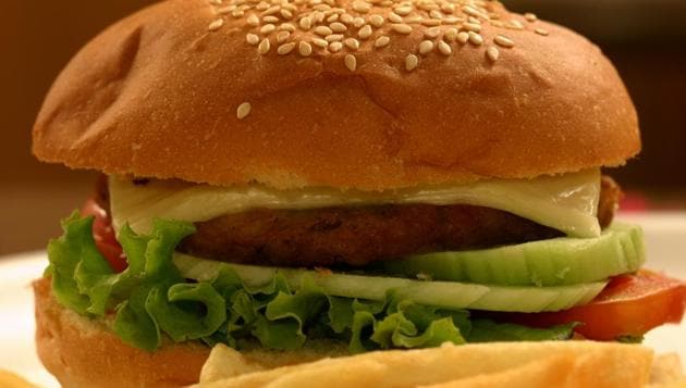 Sajid Azimuddin Pathan complained of a pinch in his throat and spat blood as soon as he had a bite of the burger. (HT Representational photo) Sajid Azimuddin Pathan complained of a pinch in his throat and spat blood as soon as he had a bite of the burger. (HT Representational photo)