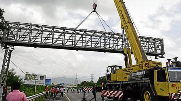 The Mumbai-Pune Expressway was shut for two hours on September 6, 2018, as MSRDC installed an overhead gantry at Shedung Phata.(Ht File)