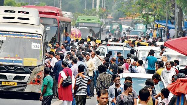 People crowd onto public transport after metro service operations on the Yellow Line were hit at around 9:30 am due to the breakdown of overhead wires between Sultanpur station and Chattarpur Metro station, (Parveen Kumar / Hindustan Times) People crowd onto public transport after metro service operations on the Yellow Line were hit at around 9:30 am due to the breakdown of overhead wires between Sultanpur station and Chattarpur Metro station, (Parveen Kumar / Hindustan Times)