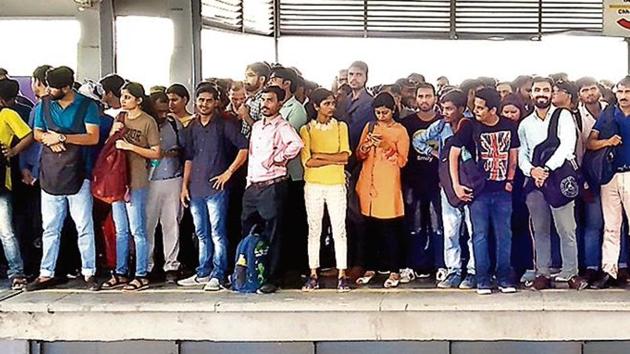 Commuters wait at the Chattarpur Metro station after the breakdown of service on Tuesday.(HTPhoto) Commuters wait at the Chattarpur Metro station after the breakdown of service on Tuesday.(HTPhoto)