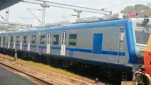 The new AC local, which is on its way to Mumbai, crossed Wardha on Tuesday afternoon. (HT Photo) The new AC local, which is on its way to Mumbai, crossed Wardha on Tuesday afternoon. (HT Photo)