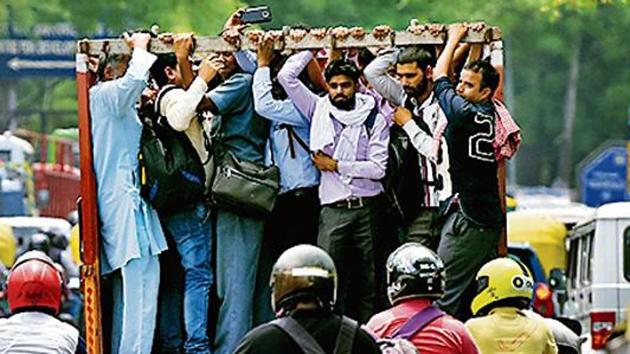 People crowd into a four wheeler as an alternative after metro service operations on the Yellow Line were hit at around 9:30 am due to the breakdown of overhead wires between Sultanpur station and Qutub Minar Metro station, in New Delhi(Amal KS/ Hindustan Times)