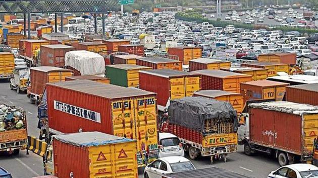 Many commuters were delayed on their way to work while others missed their flights due to the traffic jam.(HTPhotos)